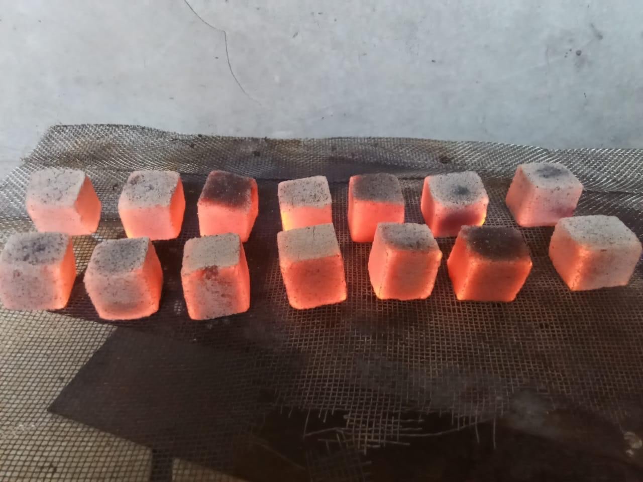 Briket  Arang  / Briquettes Charcoal