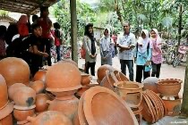 gerabah tanah bersejarah dari tanah jawa dengan bahan tanah lempung yang berkualitas