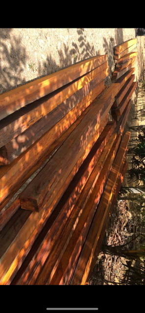 kayu dengan berbagai jenis dan ukuran