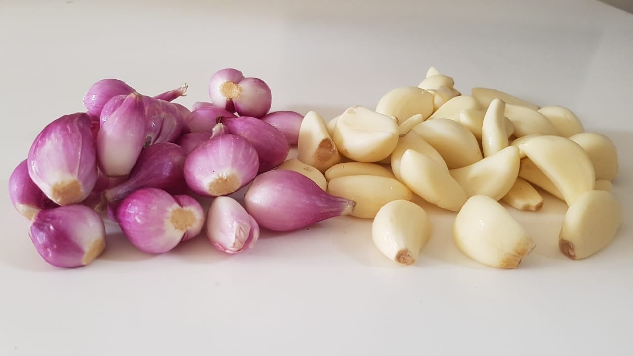 Pengupasan bawang merah dan bawang putih 